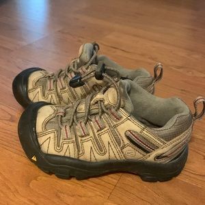 Boys keen shoes